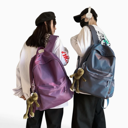 Sac a dos bagage cabine rouge rubis vu de face avec les bretelles et les points d'attache