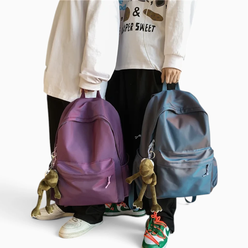 Sac à dos bagage cabine en nylon résistant montrant la base stable et les pieds de protection