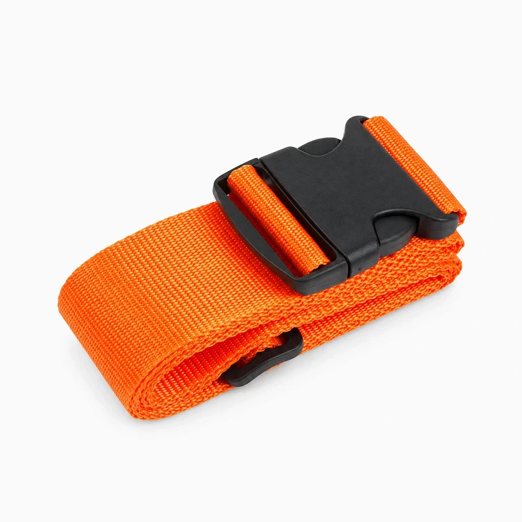 Sangle de sécurité en polyester avec boucle réglable enroulée autour d'une valise