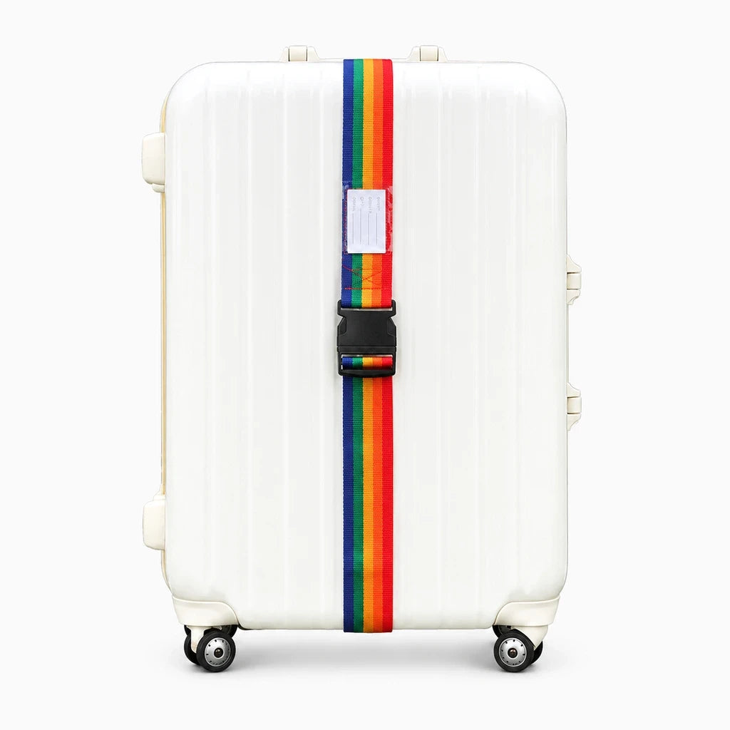 Rangement d'une sangle de valise colorée dans un compartiment de bagage