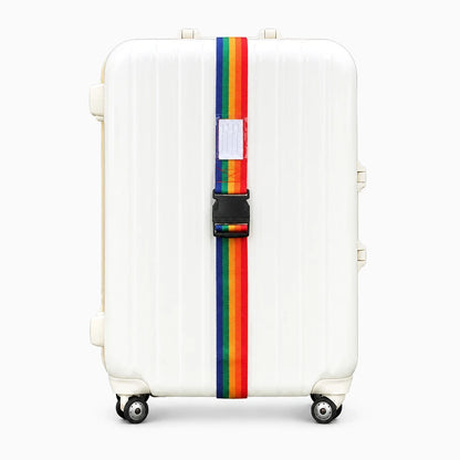 Rangement d'une sangle de valise colorée dans un compartiment de bagage