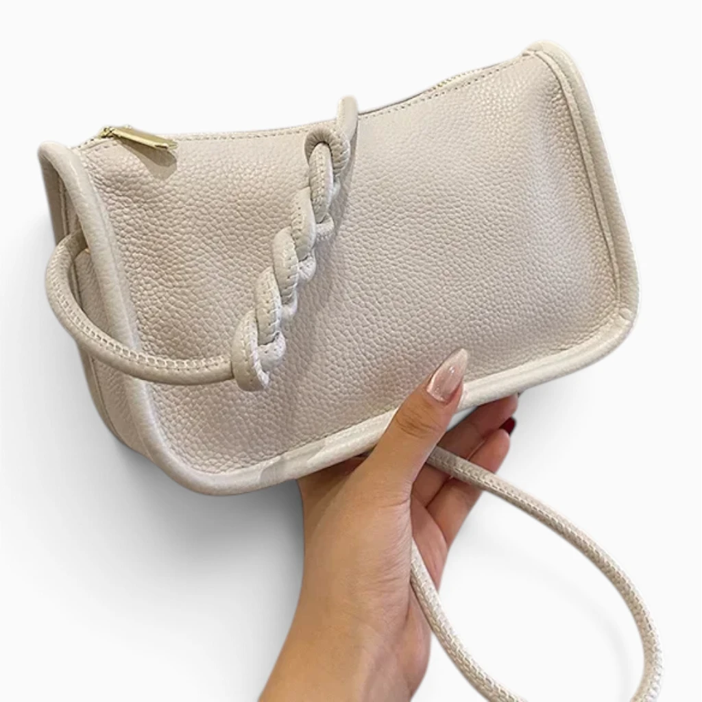 Clutch sac en cuir véritable de couleur noisette, vue de face avec fermeture pressionnée