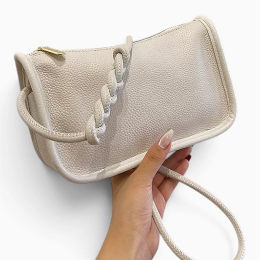 Clutch sac en cuir véritable de couleur noisette, vue de face avec fermeture pressionnée