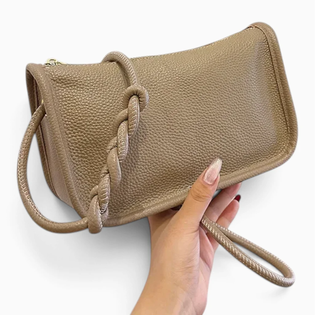 Pochette bandoulière en cuir pleine fleur, détail de la texture et de la patine naturelle