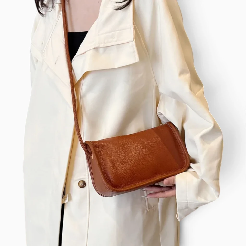 Pochette bandoulière en cuir caramel portée en bandoulière croisée sur silhouette