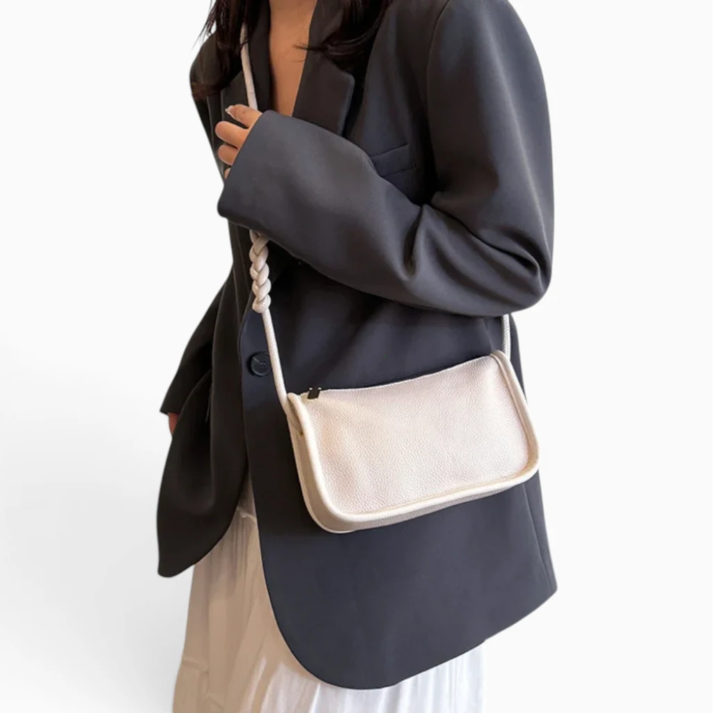Détail de la chaîne métallique amovible du clutch sac, fixation robuste et discrète