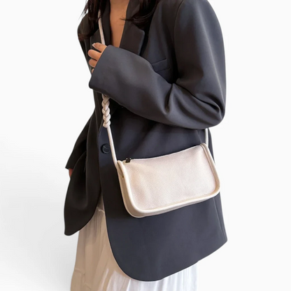 Détail de la chaîne métallique amovible du clutch sac, fixation robuste et discrète