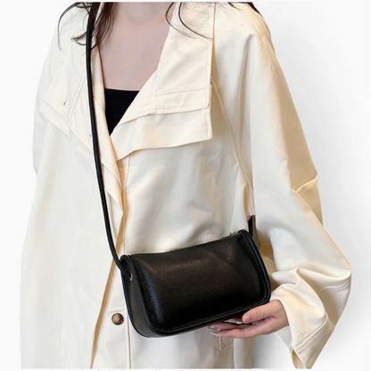 Sac clutch présenté plat, dimensions compactes idéales pour soirée ou sortie du jour