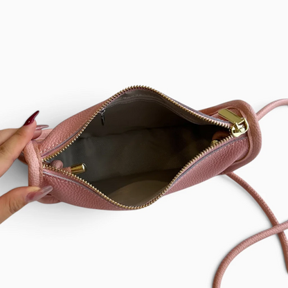Clutch sac en cuir chocolat avec patine vieillie, vue en angle mettant en avant la profondeur