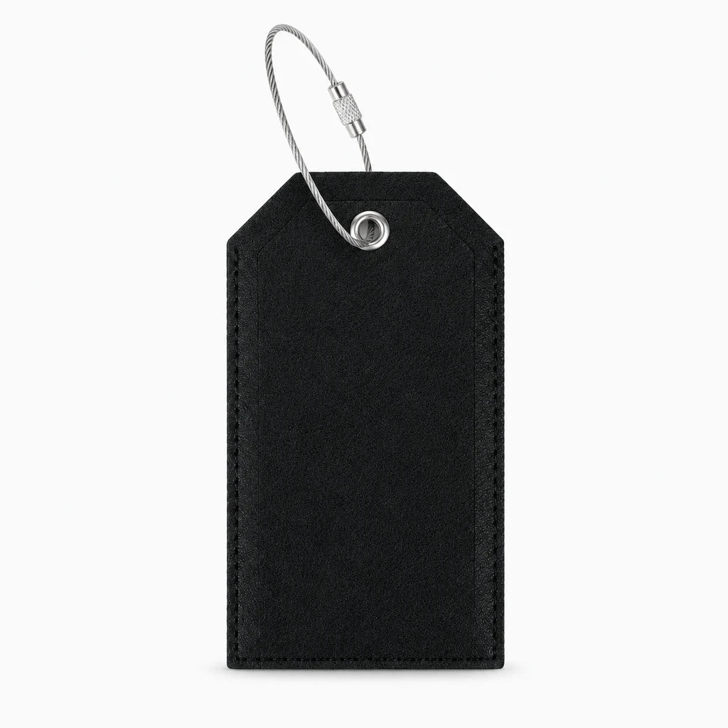 Détail de l'étiquette en cuir PU fixée sur une valise de maquillage lors du voyage