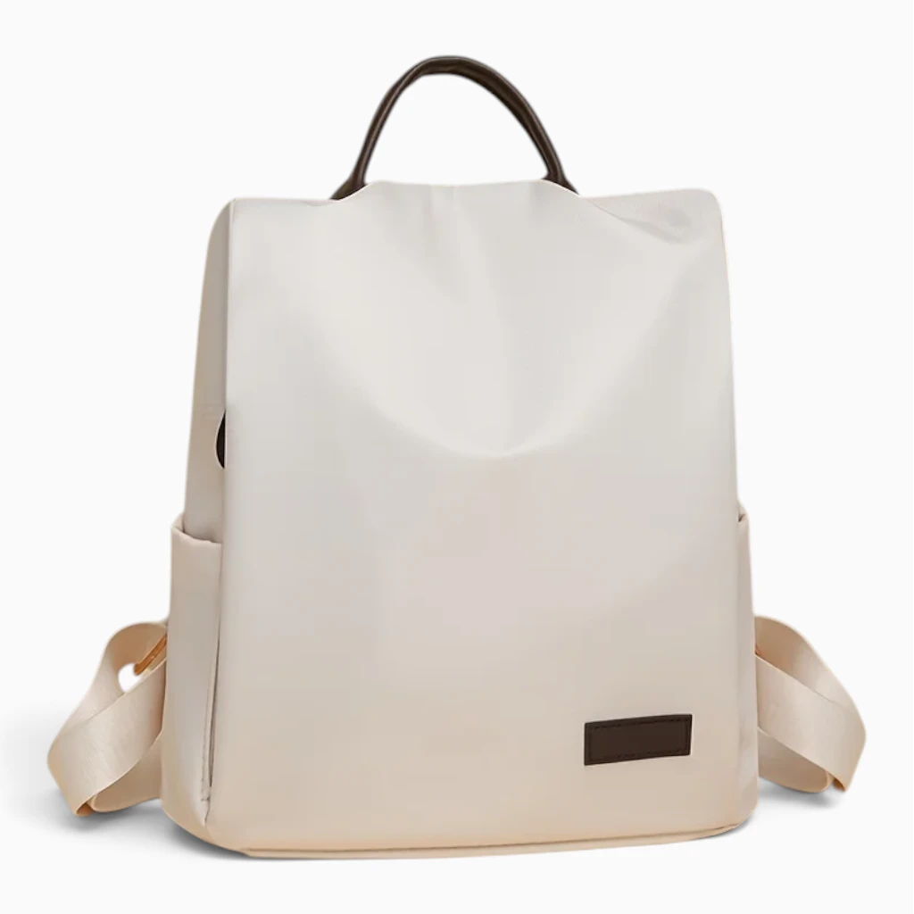 Détail de la silhouette épurée du sac à dos, teinte marron