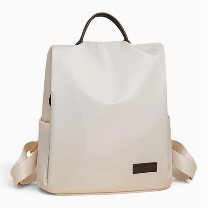 Détail de la silhouette épurée du sac à dos, teinte marron