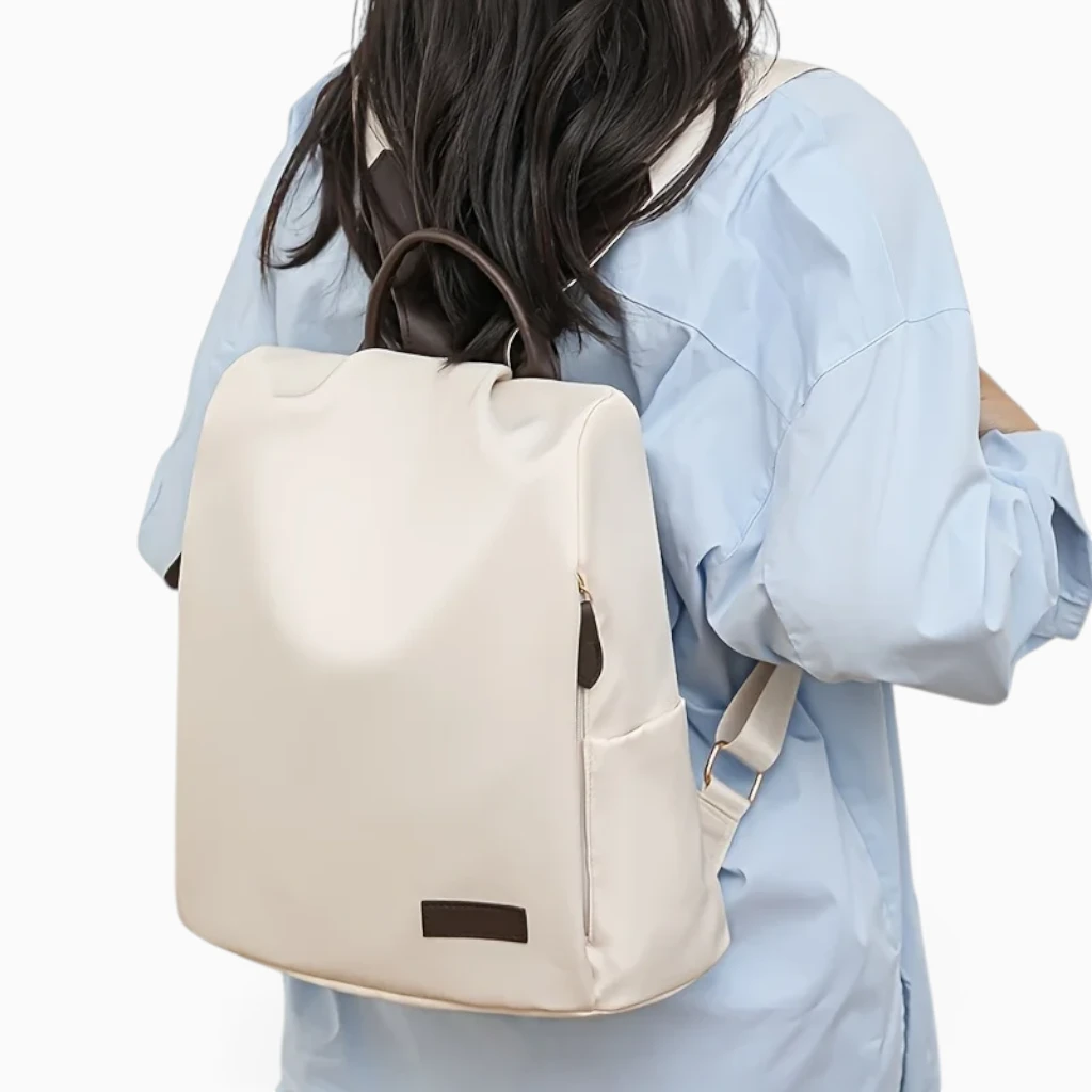 Vue arrière du grand format sac à dos porté en déplacement