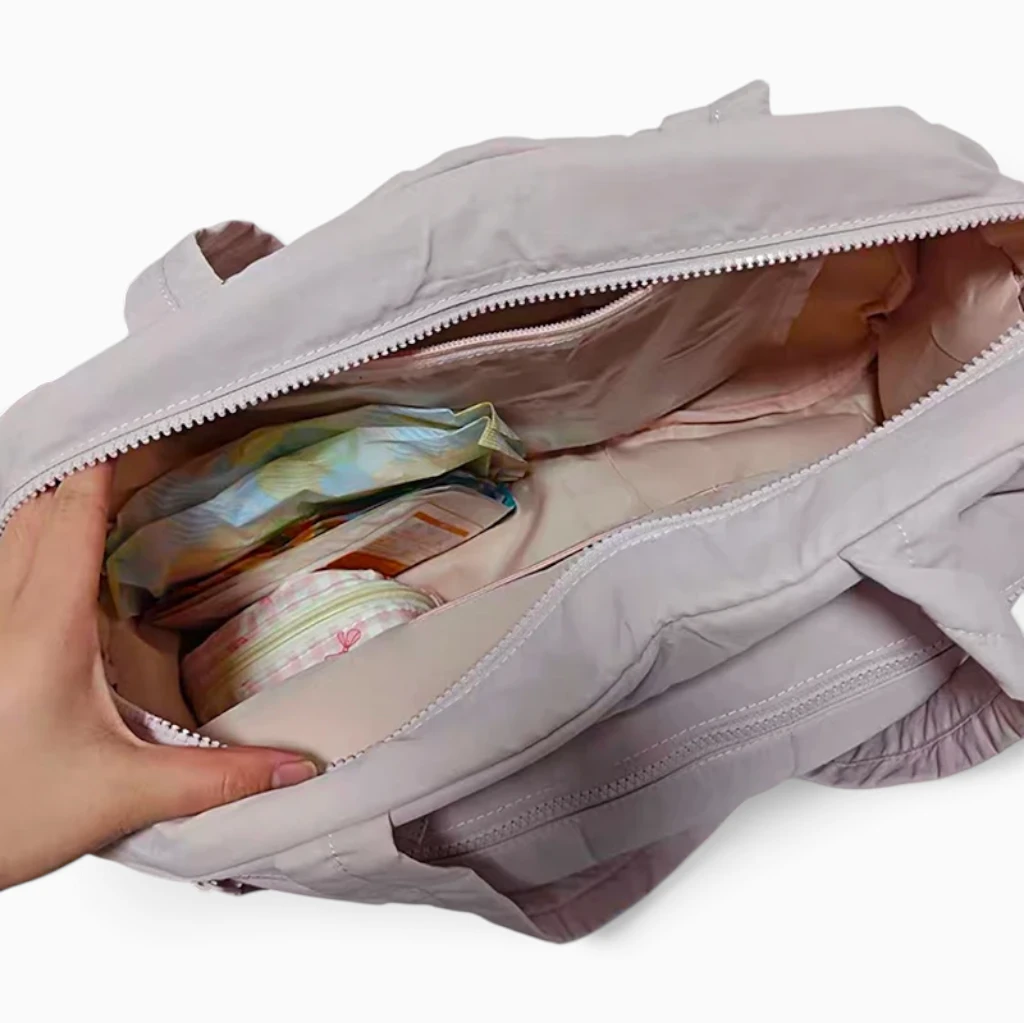 Sac de sport spacieux en matière imperméable, idéal pour bagages de courte durée