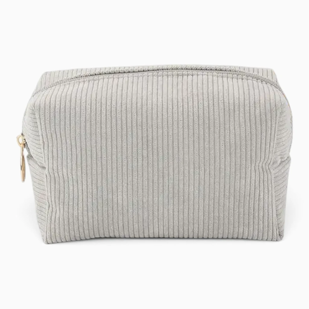Grande trousse de toilettes femme fermée, format spacieux pour rangement quotidien