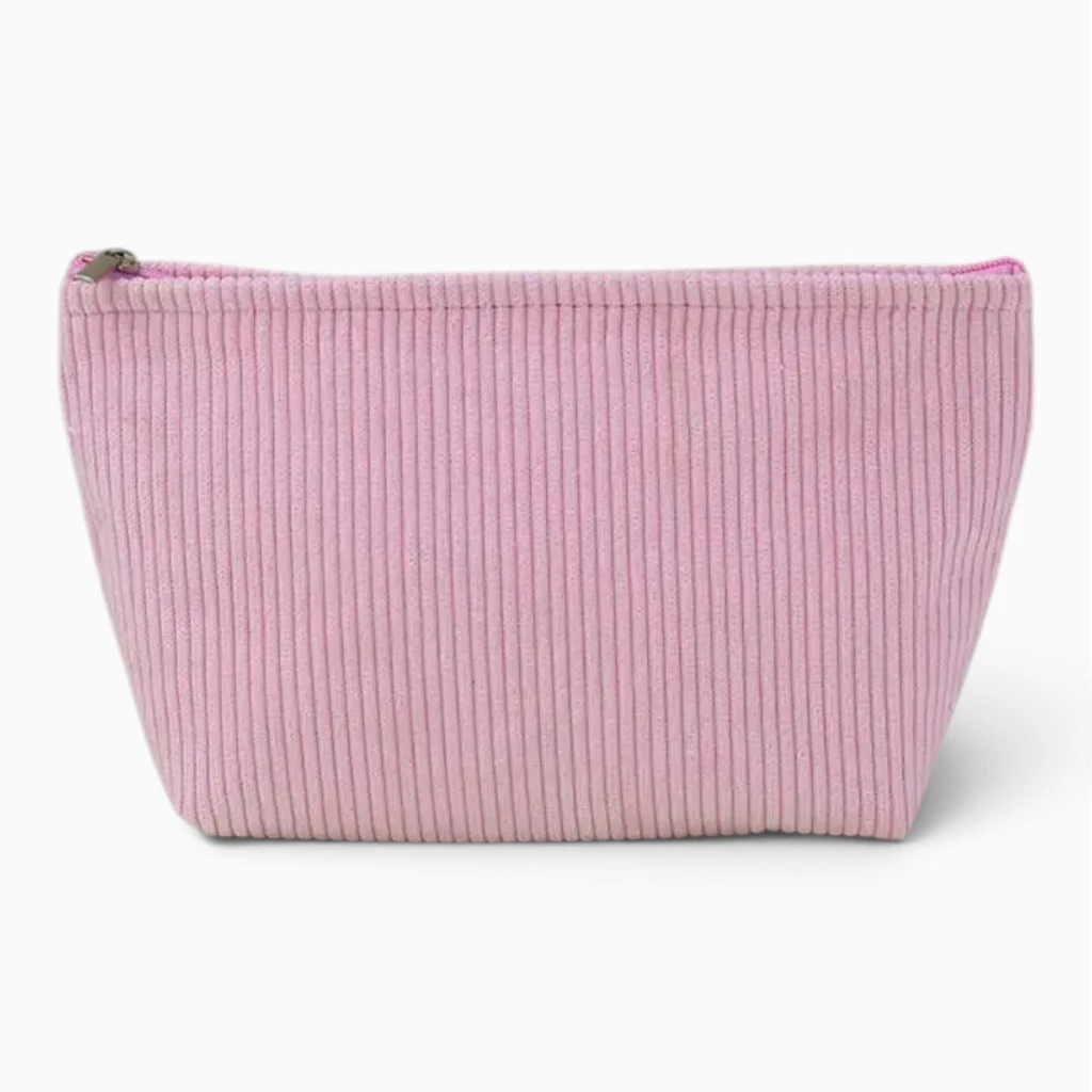 Intérieur spacieux de grande trousse de toilettes femme avec multiples compartiments