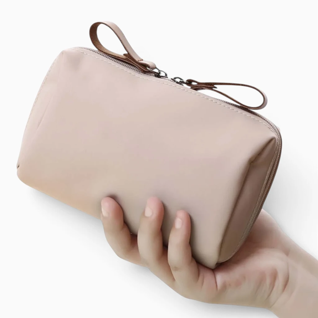 Grande pochette de toilette en matière durable, glissable facilement dans sac ou valise