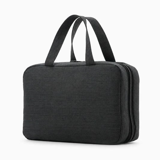 Grande trousse de toilette homme suspendue au-dessus du lavabo avec compartiments visibles