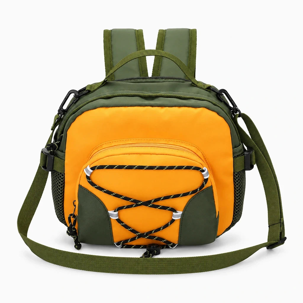 Mini sac à dos gris léger porté en randonnée, conçu pour les voyages et l'escalade