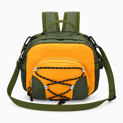 Mini sac à dos gris léger porté en randonnée, conçu pour les voyages et l'escalade