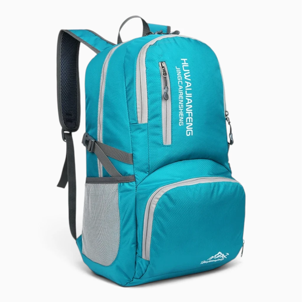 Petit sac à dos homme repliable de couleur noire, vu de face avec sangles ajustables