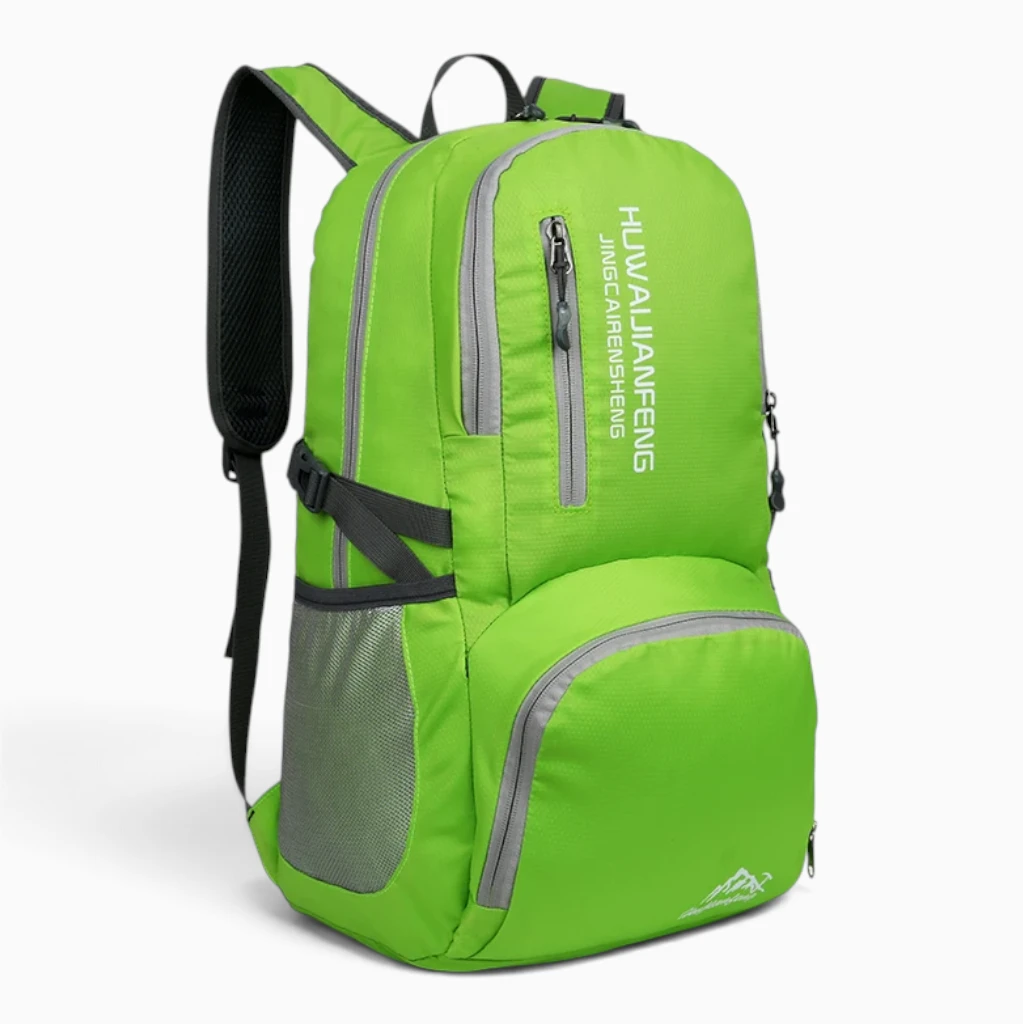 Randonneur portant un sac à dos homme léger sur les épaules lors d'une marche en montagne