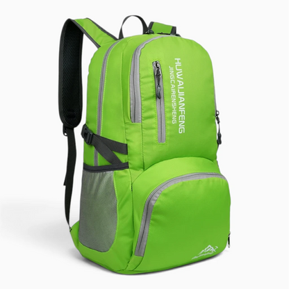 Randonneur portant un sac à dos homme léger sur les épaules lors d'une marche en montagne