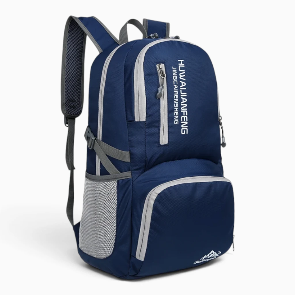 Sac à dos homme pliable glissé dans un compartiment de valise de voyage