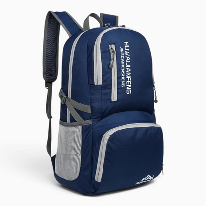 Sac à dos homme pliable glissé dans un compartiment de valise de voyage