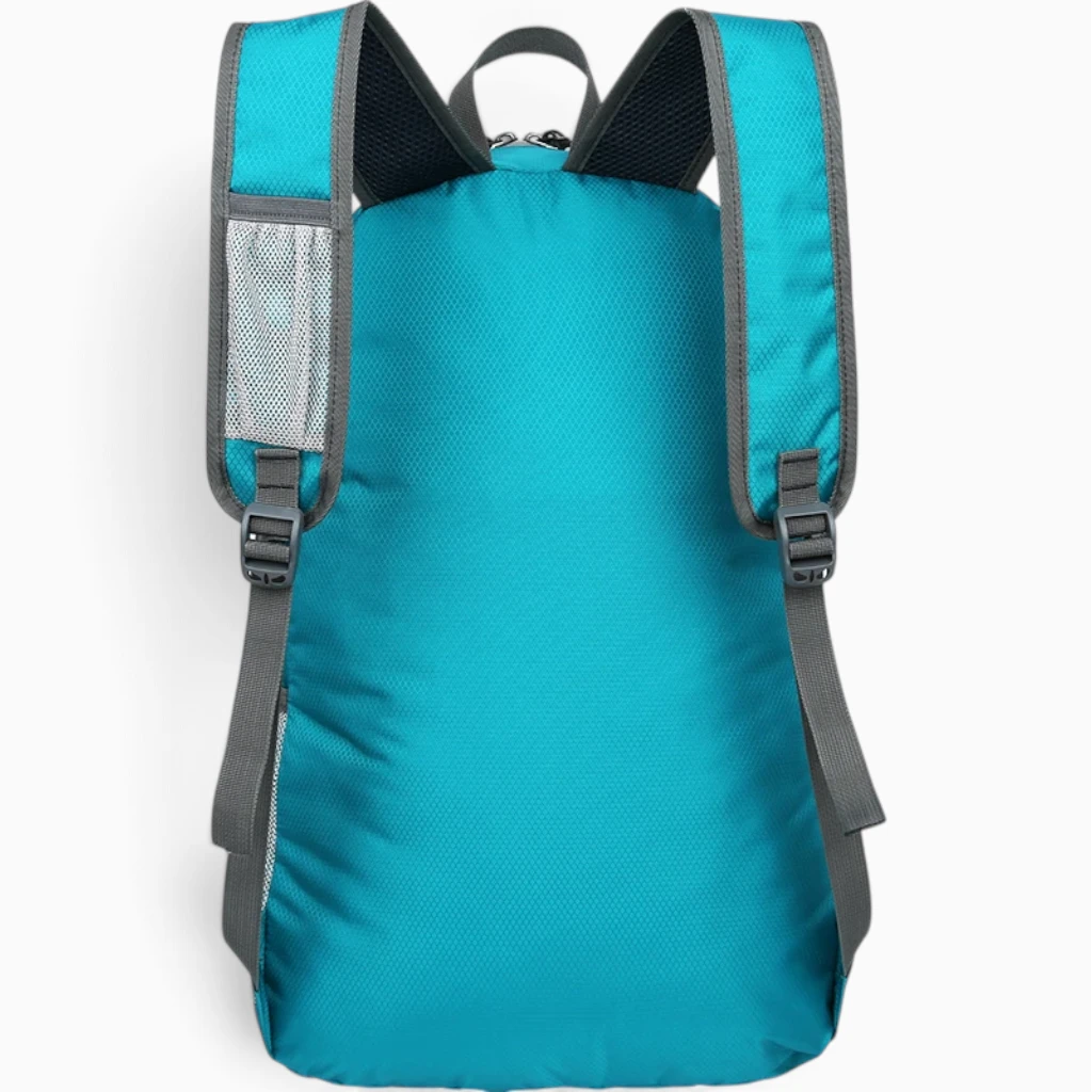 Sac à dos compact homme utilisé pour une séance de fitness, posé près d'équipement sportif