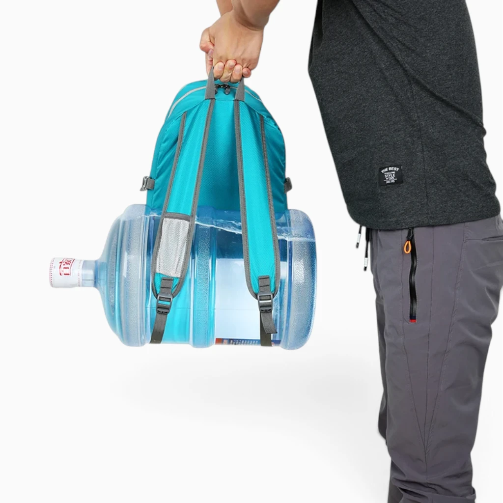 Petit sac pour homme en position repliée, montrant son design minimaliste et discret