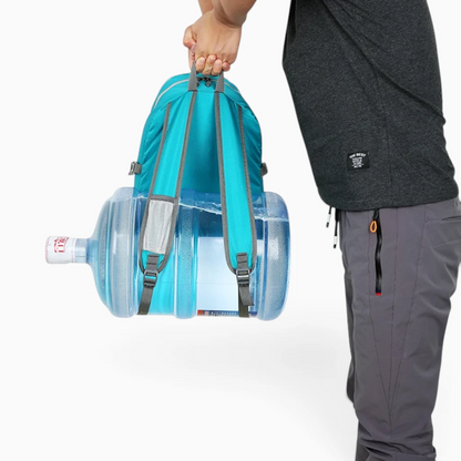 Petit sac pour homme en position repliée, montrant son design minimaliste et discret