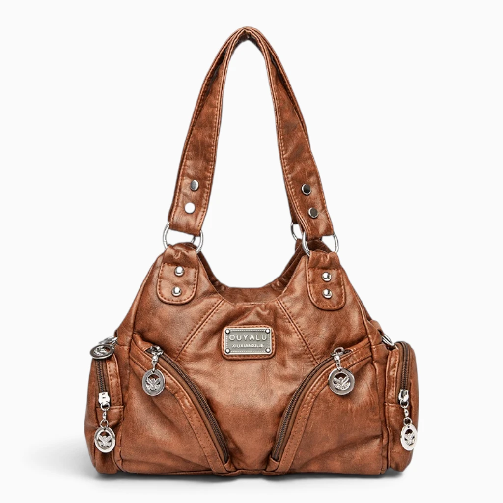 Sac à main noir compact porté à l'épaule, style urbain discret