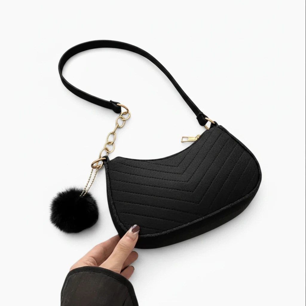 Bandoulière femme format compact noir en feutre, détail de la forme selle
