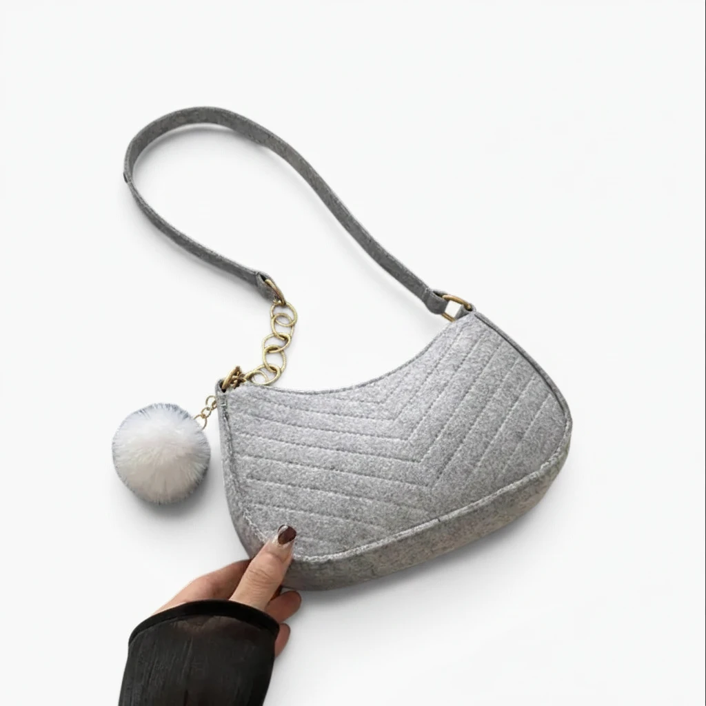 Sac compact en feutre gris, silhouette de selle vue de profil