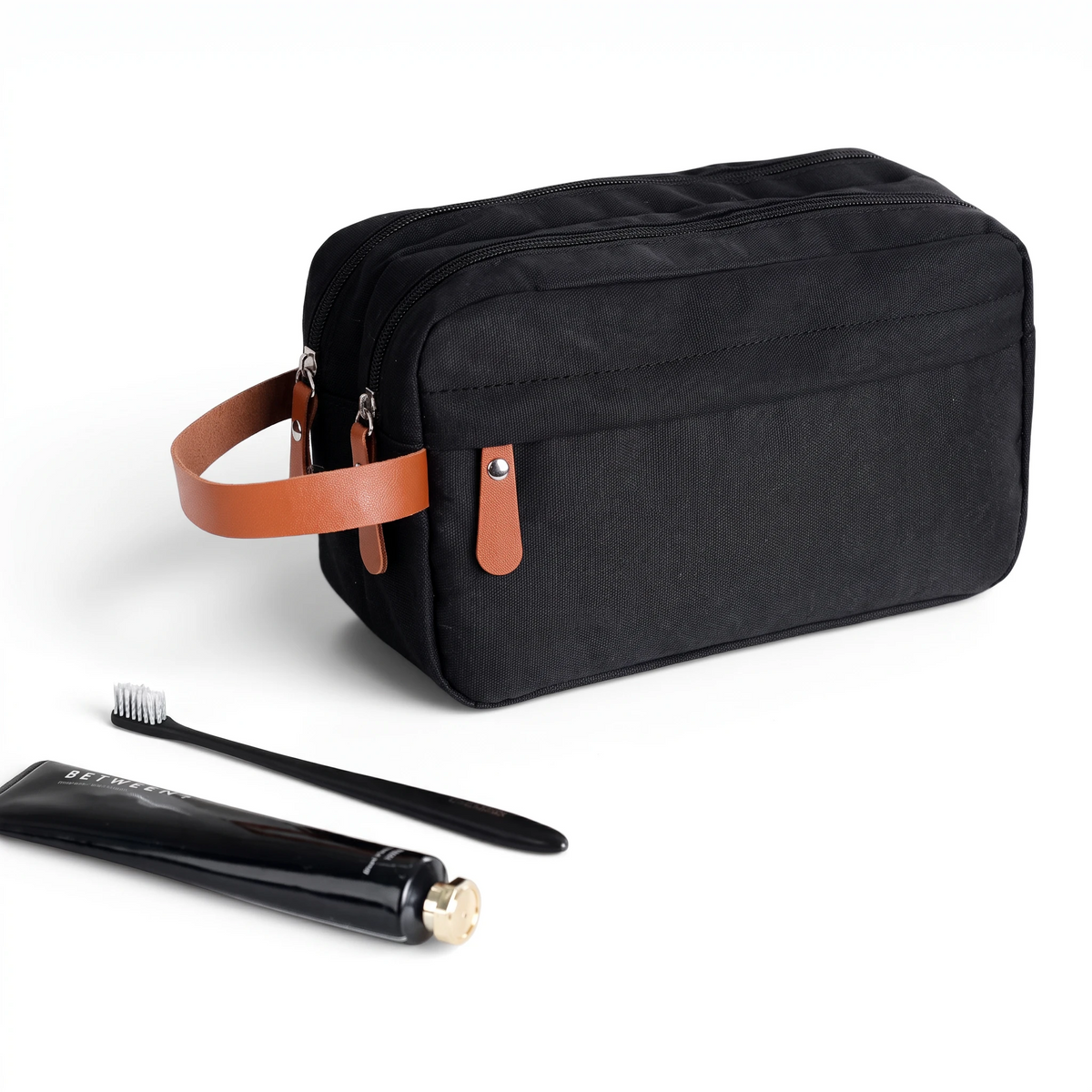 Trousse de toilette petite noire ouverte, montrant l'intérieur spacieux pour cosmétiques et essentiels