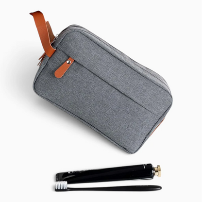Petite trousse de toilette grise en main, illustration de la taille compacte et légère