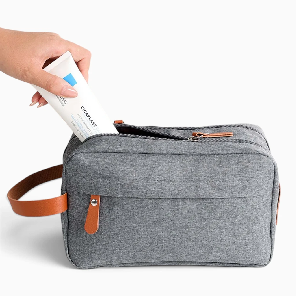 Trousse de toilette petite noire avec détail de la fermeture et des coutures robustes