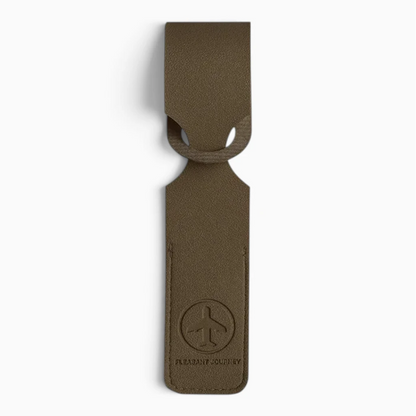 Porte étiquette pour valise attaché à une poignée de bagage