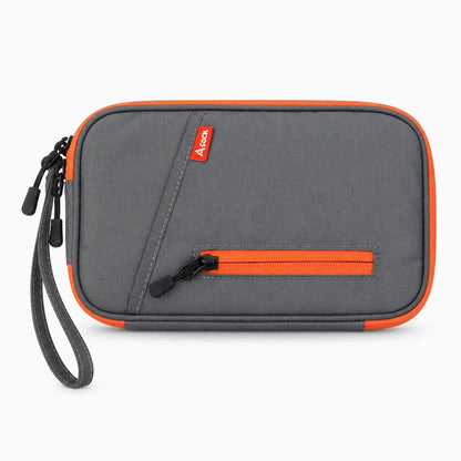 Porte-documents voyage gris clair rangé facilement dans un sac à dos