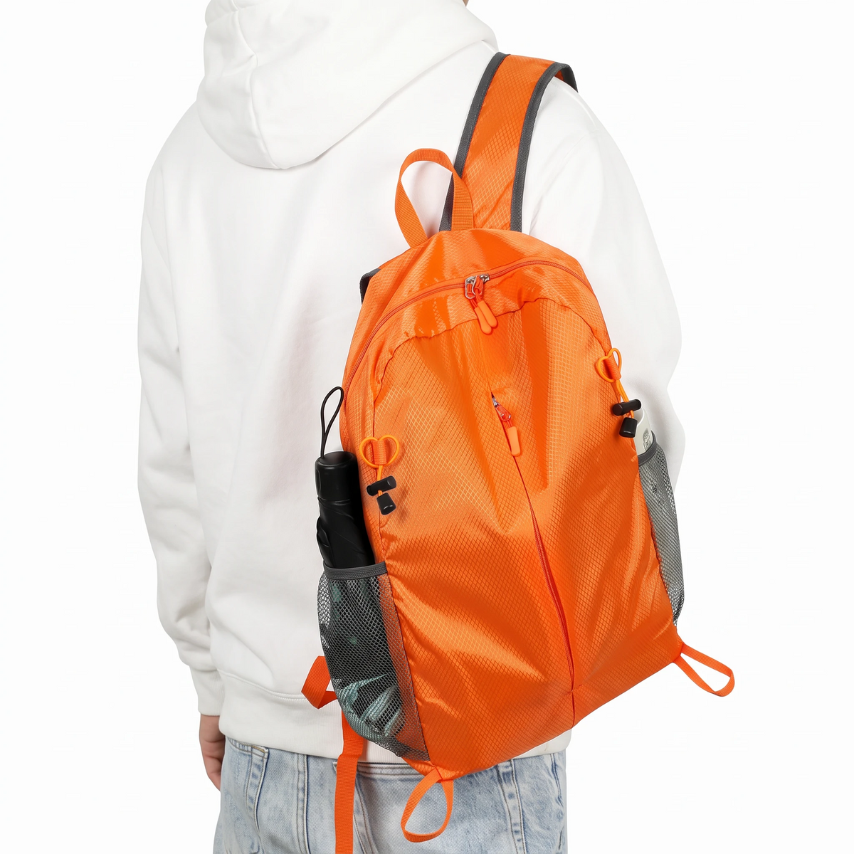 Sac à dos école garçon porté sur les épaules lors d'une sortie en plein air