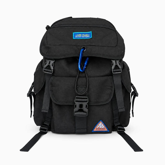 Sac à dos femme sport chic noir et orange, vue de face avec bretelles rembourrées