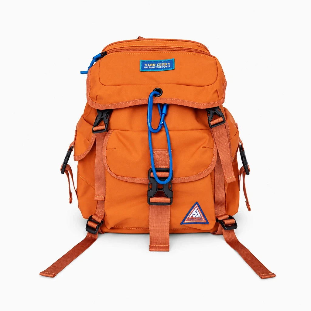 Sac à dos sport chic porté sur les épaules lors d'une randonnée en montagne