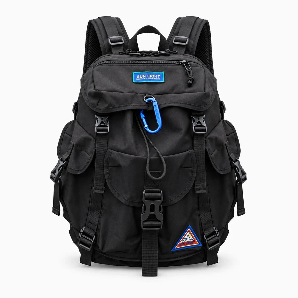 Sac à dos femme sport chic posé de profil, montrant la structure ergonomique et légère