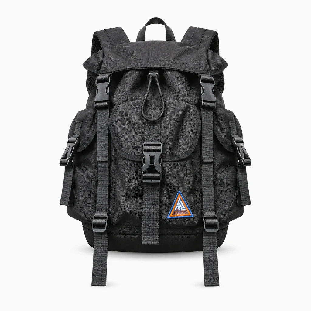 Sac à dos sport chic noir orange en utilisation urbaine, porté en déplacement quotidien