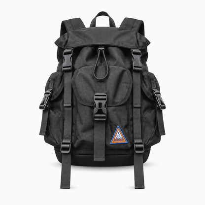 Sac à dos sport chic noir orange en utilisation urbaine, porté en déplacement quotidien