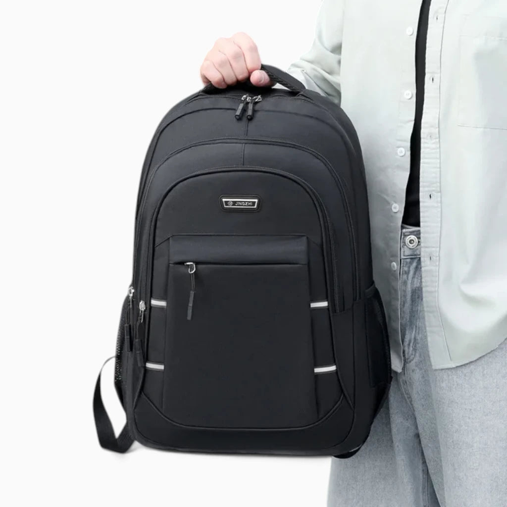 Gros plan sur la poche principale du sac à dos ordi homme avec système d'organisation
