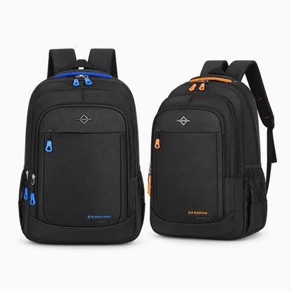 Professionnel portant un sac à dos minimaliste sur les épaules en milieu urbain