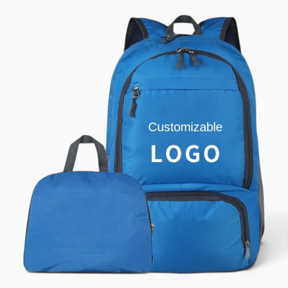 Sac à dos randonnée posé sur fond blanc, coloris discret