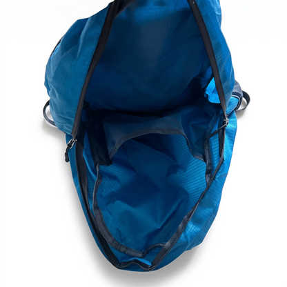 Sac à dos de randonnée transportant des affaires pour une sortie journée